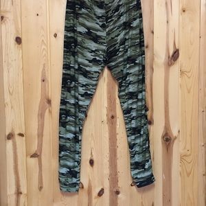 NWOT Bobbie Brooks Light Weight Camo Joggers M
